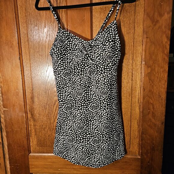 Croft & Barrow Swim Dress 10  Black & White Floral  Shelf Bra  Modest One-Piece - Picture 1 of 3